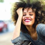 femme-cheveux-afro-rouge-a-levres-sourire